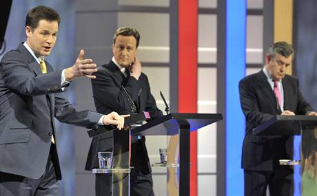 Britský premiér Gordon Brown (vpravo), éf konzervativc David Cameron (uprosted) a éf liberálních demokrat Nick Clegg  pi televizní debat