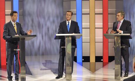 Britsk premir Gordon Brown(vpravo), f konzervativc David Cameron (uprosted) a f liberlnch demokrat Nick Clegg  pi televizn debat