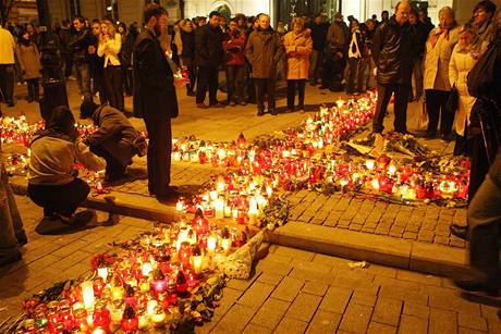 Sobotní veer ve Varav po pádu letadla a smrti prezidenta Lecha Kaczynského a pedstavitel politiky, církve a armády.