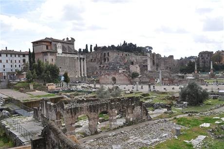 Forum, uprosted Palatin, vlevo chrm Antonia Pia a Faustiny.