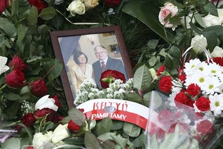 Polsko truchlí: fotografie zesnulého prezidenta Lecha Kaczyského a jeho manelky Marie.