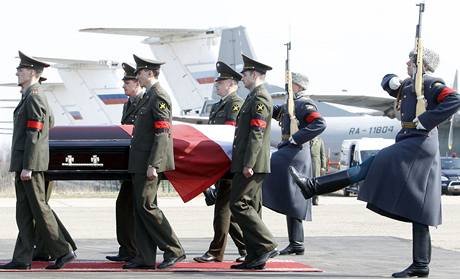 Tlo polskho prezidenta Lecha Kaczyskho pedali Rusov ve Smolensku s vojenskmi poctami. 