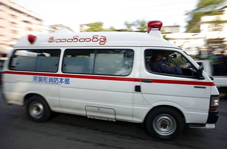 Ambulance odváí zranné po explozích v rangúnském parku. 