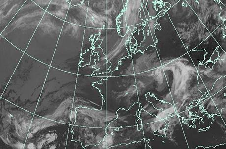 Satelitn snmek ukazuje oblak prachu mezi Islandem a Skotskem.