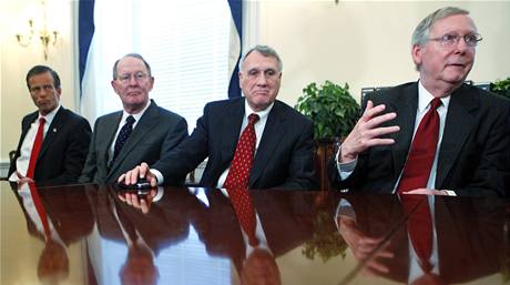 Republikáni Jon Kyl, Lamar Alexander, John Thune a Mitch McConnell (zleva) 