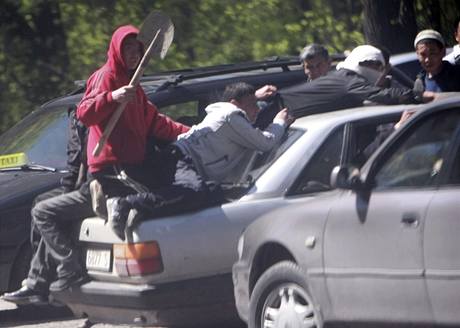 Násilnosti v obci Majevka nedaleko Bikeku. 