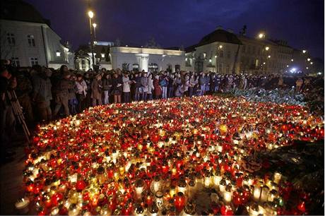 Svíky ped prezidentským palácem ve Varav