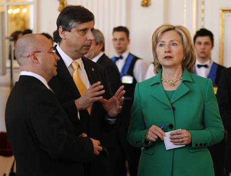 Ministr obrany Martin Barták, premiér Jan Fischer a ministryn� zahrani�í USA Hillary Clintonová