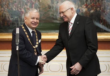 Lech Kaczyski pebírá vyznamenání od Václava Klause pi návtv R v lednu 2010