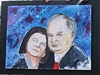 Umlkyn Kiki Garberová (vlevo) nese své dílo zobrazující zesnulého polského prezidenta Lecha Kaczyského s manelkou  Marii, který byl vystaven v brooklynském kostele bhem me za obti leteckého netstí