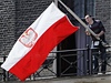 Polsko truchlí: vlajky visí na pl erdi.