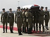 Rakev zahalenou v polské vlajce vynesli z letadla poltí vojáci