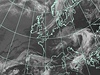 Satelitní snímek ukazuje oblak prachu mezi Islandem a Skotskem.