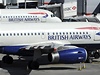 Stojící letadla na britském letiti v Heathrow
