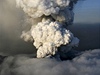 Z islandské sopky zaíná proudit láva, oblak popela se zmenuje