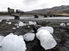 Kusy roztátého ledovce u islandské sopky Eyjafjöll