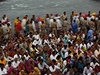 Miliony hinduist se sely k rituální koupeli