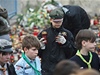 O organizaci kladení svíek a kvtin se ve Varav starají skauti.