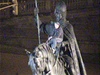 Opilý cizinec vylezl na sochu svatého Václava na Václavském námstí v Praze.
