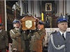 Vojáci vynáejí rakve s ostatky prezidentského páru z kostela sv. Jana ve Varav.