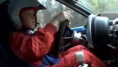 VIDEO: Neuvěřitelné. Osmiletý kluk jezdí rallye lépe než profesionálové