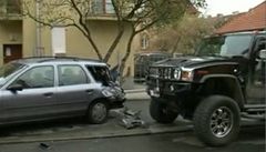 Opilý řidič hummeru boural do aut, celkem jich poškodil deset