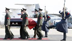 T�lo prezidenta Kaczy�ského bylo ve Smolensku s vojenskými poctami p�edáno polské stran�.