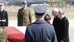 T�lo prezidenta Kaczy�ského bylo ve Smolensku s vojenskými poctami p�edáno polské stran�: u rakve stojí ruský premiér Vladimir Putin a polský velvyslanec v Rusku Jerzy Bahr. 