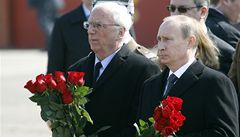 T�lo polského prezidenta Lecha Kaczy�ského p�edali Rusové ve Smolensku s vojenskými poctami: zleva polský velvyslanec v Rusku Jerzy Bahr a ruský premiér Vladimir Putin. 