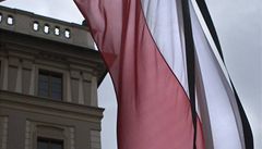 Praha se pipojila ke smutku. Hrad vyvsil polskou vlajku