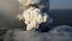Z islandské sopky začíná proudit láva, oblak popela se zmenšuje | na serveru Lidovky.cz | aktuální zprávy