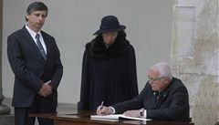 Prezident Václav Klaus s chotí Livií a premiérem Janem Fischerem se zapisují do kondolenní knihy