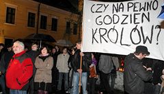 Polsko se rozdlilo. Lid protestuj proti pohbu prezidenta na Wawelu 