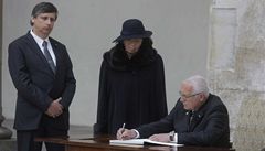 esk prezident Vclav Klaus se podepisuje do kondolenn knihy.