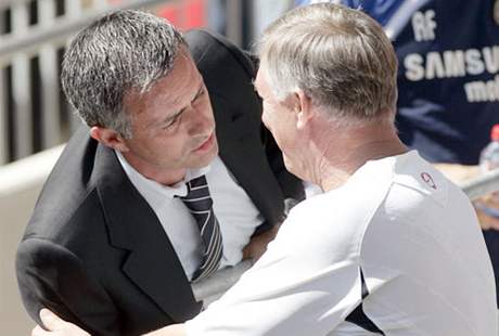 José Mourinho (vlevo) a Alex Ferguson.