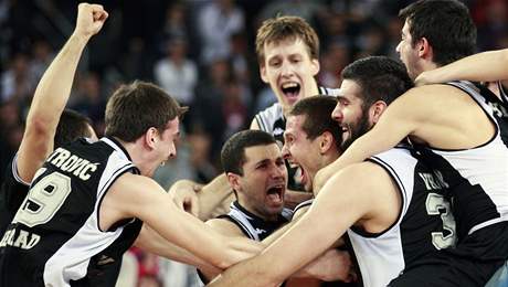 Radost hrá Partizanu, v pozadí uprosted Jan Veselý.