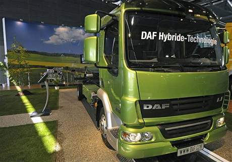 Nákladní automobil s hybridním pohonem od firmy DAF je k vidní na mezinárodním veletrhu Autotec.