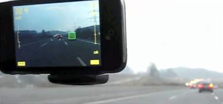 iPhone zobrazuje napíklad vzdálenost od vozu ped vámi, vetn varování pi píliném piblíení