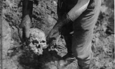 Masakr v Katyni. V roce 1940 povradila sovtská tajná sluba NKVD pes 20 tisíc zajatých Polák.