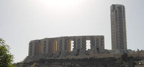 Nová dominanta? Luxusní bytová výstavba v jihozápadním Jeruzalém. Práv kvli ní se prý rozdaly stamilionové úplatky. 