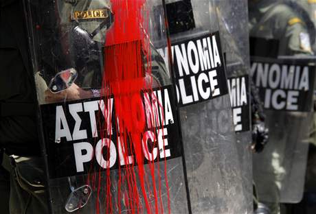 ecká policie dnes v Athénách musela elit útokm rozzuených odborá, kterým se nechce etit.