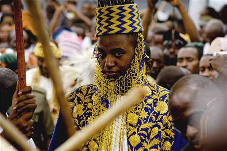 V Ugand se ujal svých královských povinností nejmladí monarcha svta.
