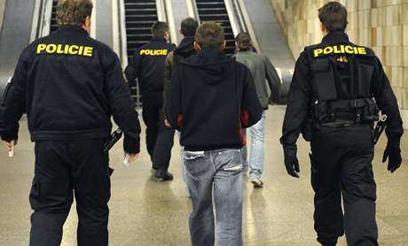 Policie kontrolovala cizince pi razii v praském metru.
