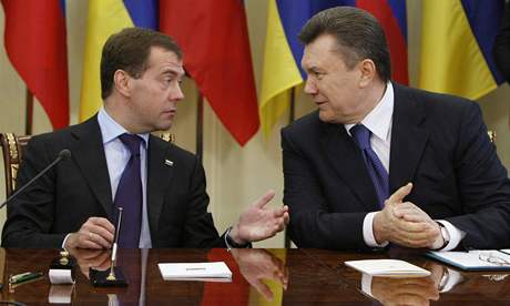 Ruský prezident Dmitrij Medvedv jedná s ukrajinským protjkem Viktorem Janukovyem