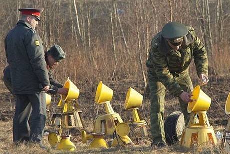 Rutí vojáci vymují árovky na letiti ve Smolensku po nehod polského letounu
