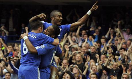 Tříbrankový střelec zápasu Chelsea - Stoke Salomon Kalou v objetí s Frankem Lampardem a Didierem Drogbou.