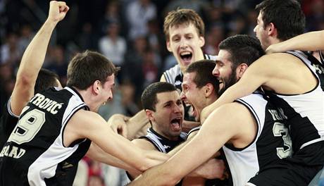 Radost hráčů Partizanu, v pozadí uprostřed Jan Veselý.