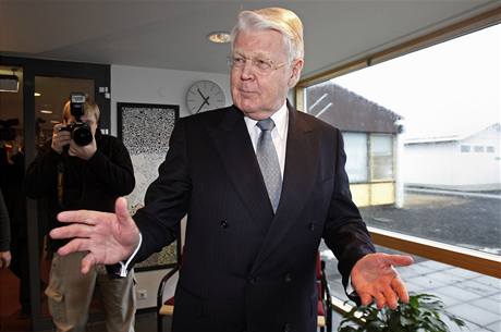 Nyní ji bývalý islandský prezident Ólafur Ragnar Grímsson.