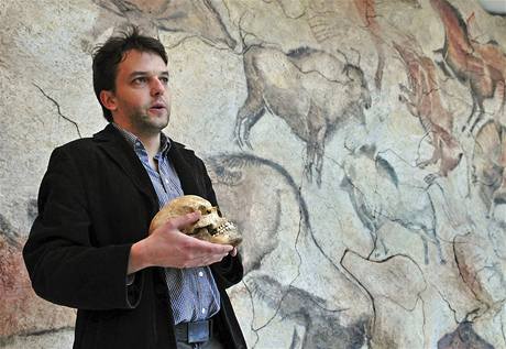 Archeolog Martin Golec s lebkou takzvané princezny z jeskyn Býí skála