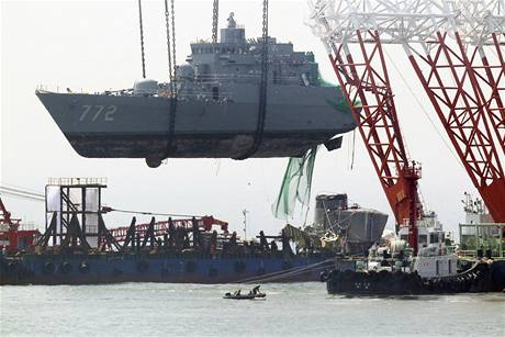 Vyzvednutí jihokorejské lodi z moského dna. 
